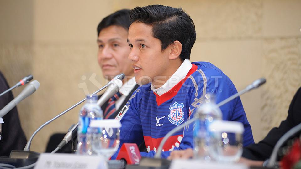 Irfan Bachdim dalam sebuah konferensi pers sebelum bergabung bersama klub Jepang. - INDOSPORT